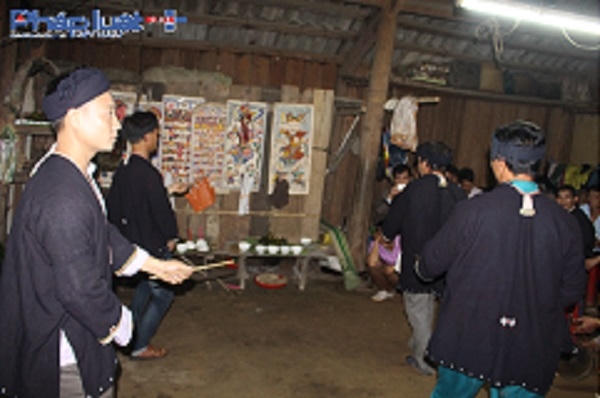 4 người đàn ông được coi là 4 người giúp việc nhảy mờ màn để khai hội lập tĩnh.