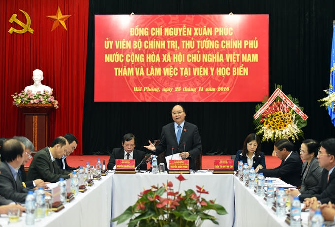 Thủ tướng Nguyễn Xuân Phúc phát biểu tại buổi làm việc với Viện Y học Biển.