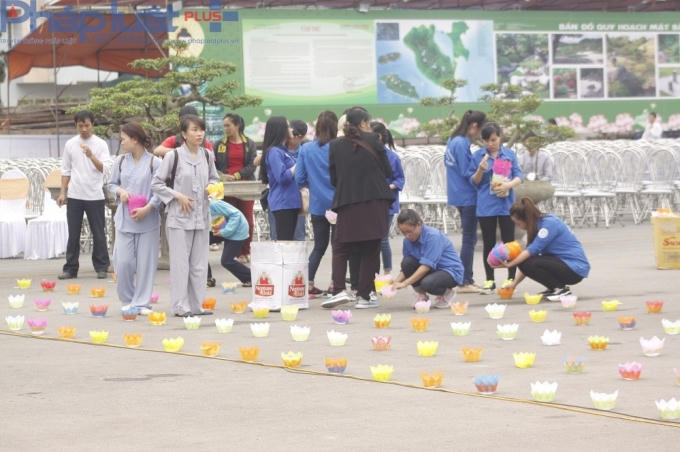 Các bạn trẻ tình nguyện đã dồn tâm sức cho buổi đại lễ diễn ra vào 18h tối nay.