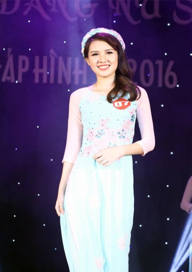 Minh Phương duyên dáng trong phần thi Trang phục Áo dài.