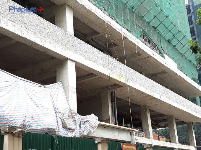 Phía trước công trình không thấy có công nhân thi công.