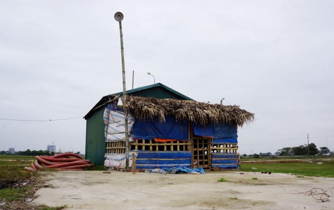 Một căn nhà tạm bợ được dựng lên cho bảo vệ trông coi dự án.