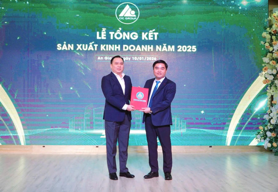 Ông Nguyễn Xuân Dũng (bên phải) nhận quyết định Hội đồng Quản trị CIC Group.