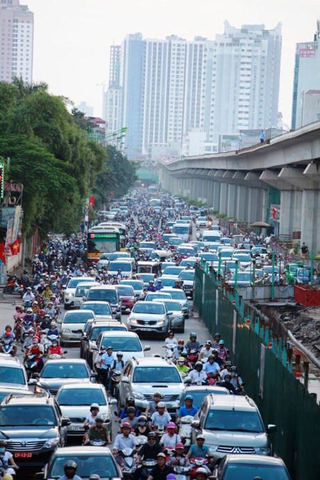 Những tòa chung cư xây mới ngày càng nhiều hai bên đường gây áp lực lên giao thông Hà Nội. Ảnh: Phạm Hải