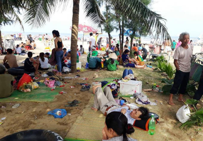 Nhiều du khách chọn giải pháp nằm nghỉ trên bãi biển.
