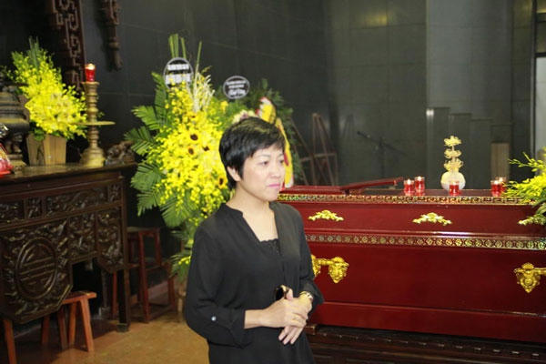 MC Thảo Vân xúc động nghẹn ngào viết trong sổ tang: "Chú, chú đi nhé. Cầu chúc chú bình an nơi ấy. Chú cháu mình đã có bao nhiêu chương trình với nhau rồi chú nhỉ. Cháu luôn yêu quý tinh thần làm việc chuyên nghiệp của chú, người nghệ sĩ chân chính!". Ảnh: vietnamnet.