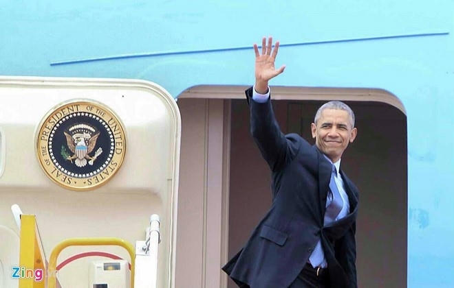 Tổng thống Obama lên máy bay sang Nhật tham dự G7. (Ảnh: Zing.vn).