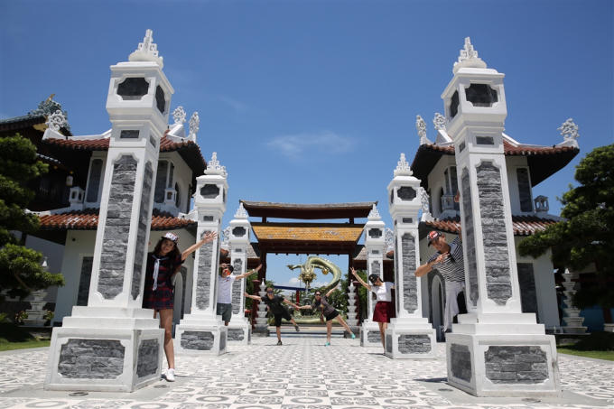 Những thanh âm rộn ràng, những vũ điệu múa led bốc lửa, màn kịch hề hài hước, tiết mục xiếc điêu luyện sẽ khiến ngày vui của các bạn trẻ trọn vẻ hơn. Chương trình diễn ra trong khung giờ từ 19h-21h hàng ngày, bắt đầu từ 1/6/2017.