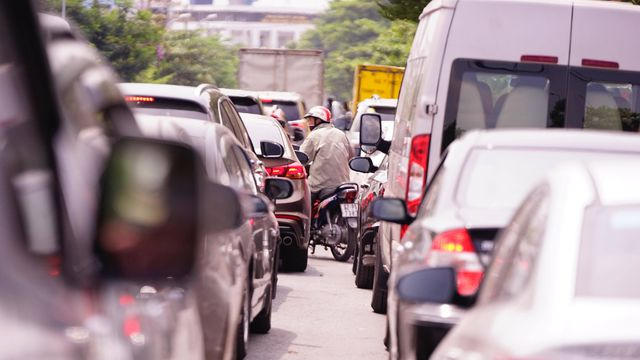 Nhiều xe máy chen giữa dòng xe ô tô.