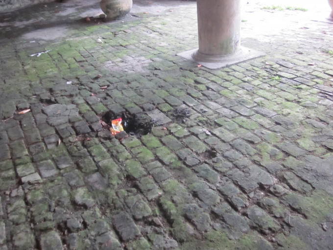 Nền gạch trong và ngoài khuôn viên ĐÌnh Vân Thị cũng bị bào mòn, thừa nét rêu phong cổ kính và cũng rất dư thừa khả năng bục vỡ.