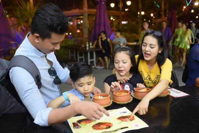 Nếu Khu Thổ được trang trí họa tiết núi non và các món được nấu từ niêu đất thì khu Thủy với sắc trắng chủ đạo cùng các món đồ uống mát lành như kem, nước hoa quả…thu hút rất đông trẻ nhỏ và chị em phụ nữ. Khu Mộc mang sắc xanh của cỏ cây và những món thực dưỡng chế biến từ rau, củ, quả…