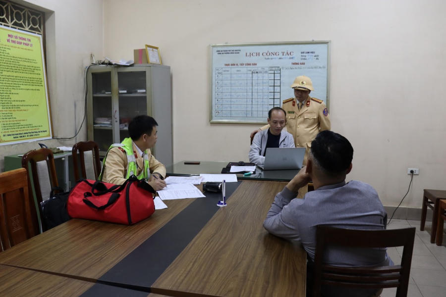 Cơ quan chức năng tiến hành làm việc với lái xe Đ.A.Q.