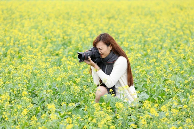 Nhiều bạn trẻ thích thú với những ống kính trước cánh đồng hoa cải