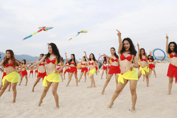 Sexy và nóng bỏng là cảm nhận chung của hàng ngàn người xem khi các nhan sắc “thả dáng” trên biển