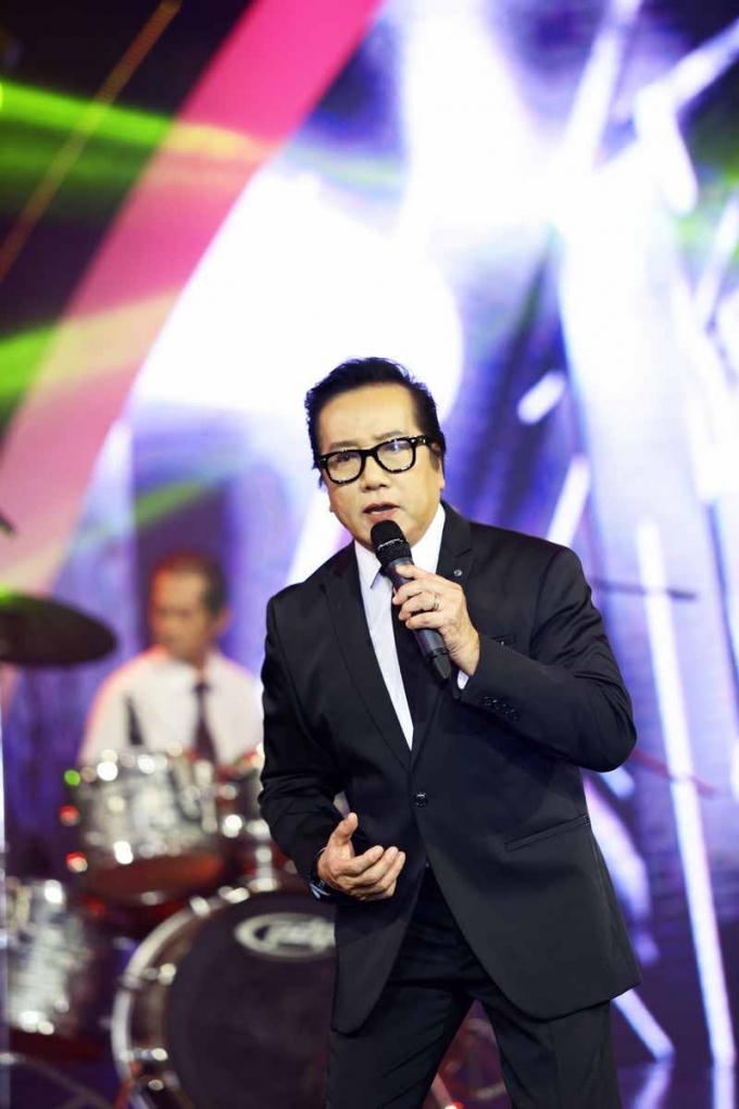 Elvis Phương hát tưởng nhớ những người bạn cũ trong ban nhạc Phượng Hoàng lừng lẫy một thời