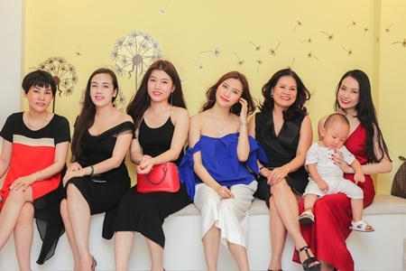 Tuấn Hưng tất bật bồng bế con trong ngày khai trương spa của vợ