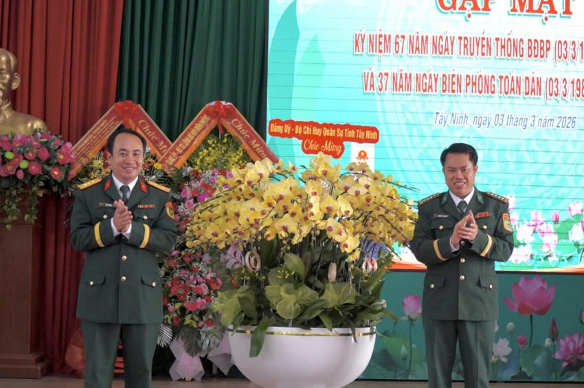 Một số hình ảnh tặng hoa trong chương trình