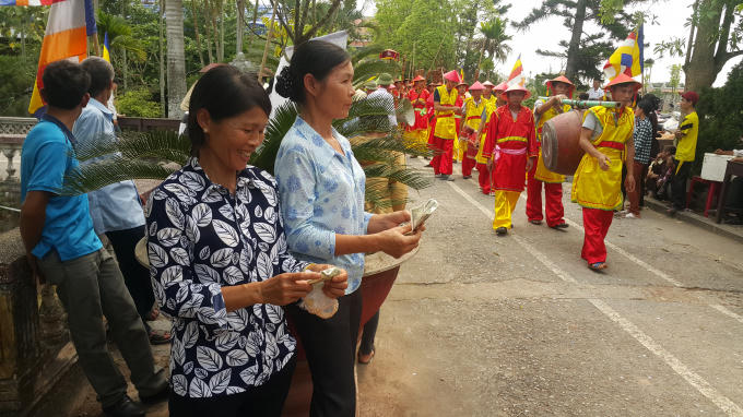 Chuẩn bị sẵn tiền lẻ đợi đoàn rước kiệu đi qua để thả những đồng tiền lẻ và luồn kiệu