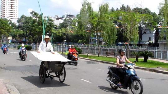 Những chiếc xe chở tôn, tấm thép lưu thông trên đường chực chờ gây họa.