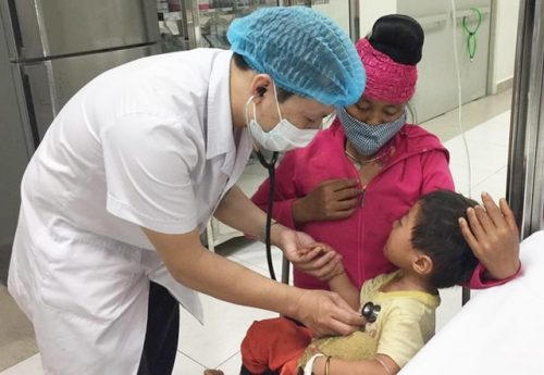 BS Duy đang thăm khám cho một bệnh nhi bị ngộ độc hóa chất. Ảnh: Bệnh viện Nhi Trung ương
