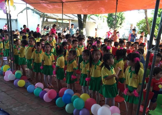 Hàng trăm cháu nhỏ trường mầm non Gia Tường tham gia chương trình văn nghệ trong ngày Quốc tế thiếu nhi.