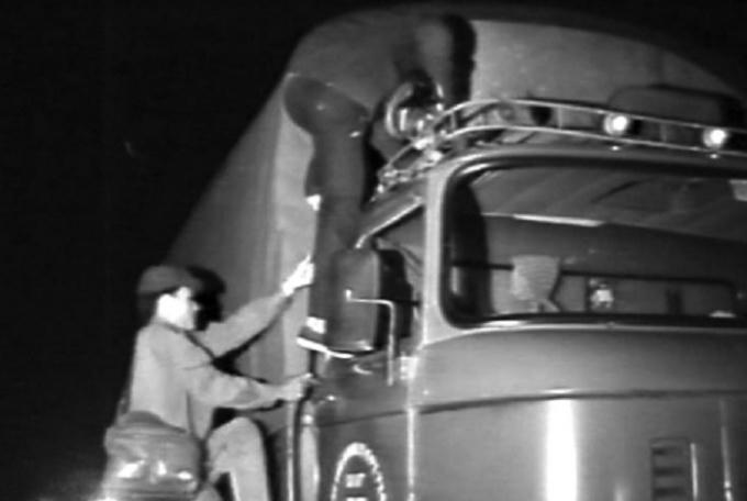 Các trinh sát lên xe đóng giả lái xe đường dài để phục kích bọn cướp. (Hình tư liệu).