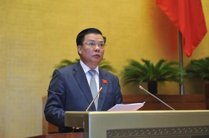 Bộ trưởng Bộ Tài chính Đinh Tiến Dũng trình bày báo cáo trước Quốc hội.