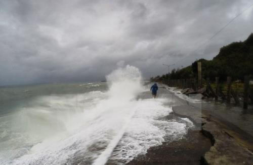 Do ảnh hưởng của áp thấp, biển Đông sẽ có mưa rào và giông, trong cơn giông đề phòng lốc xoáy và gió giật mạnh. Ảnh: minh họa/ TTXVN