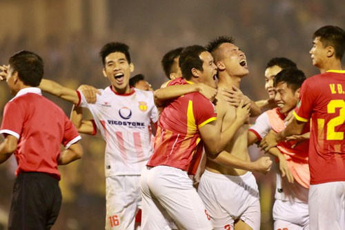 Đinh Viết Tú (cởi trần) sau cú sút 11 m quyết định giúp Nam Định trụ lại V-League.