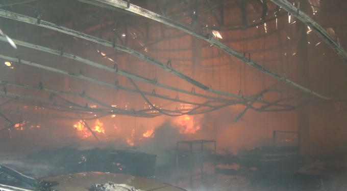 Lửa bốc dữ dội, thiêu rụi gần như toàn bộ xưởng gỗ.