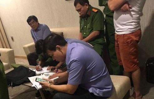 Công an kiểm tra hành chính tại một khách sạn ở Q.1 phát hiện ông Nguyễn Xuân Gụ ở chung phòng với 'cô gái lạ'.