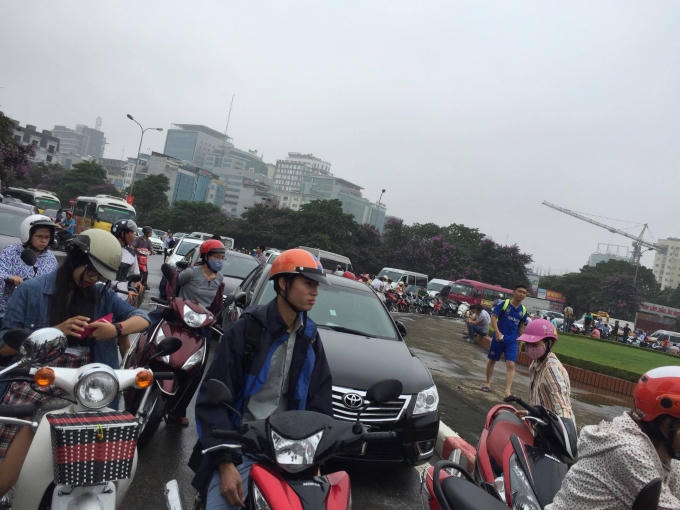 Đường ngập úng khiến một số phương tiện chết máy gây ảnh hưởng tới việc lưu thông.