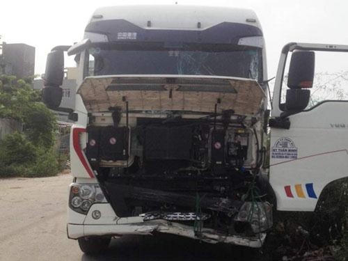 Va chạm mạnh khiến cả hai chiếc xe ô tô tải và xe khách bị hư hỏng nặng.