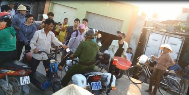 Hai chiến sĩ công an lên xe dời khỏi hiện trường sau khi xịt hơi cay vào mặt người tham gia giao thông. (Ảnh cắt từ Video do người dân cung cấp).