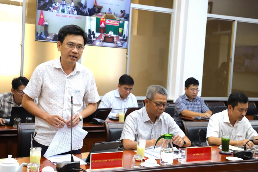 Phó Chi cục Quản lý đất đai, Sở Nông nghiệp và Môi trường Lê Văn Đầy phát biểu tại cuộc họp
			
				
					
						
					
					
						Phó Giám đốc Sở Xây dựng Nguyễn Quốc Cường phát biểu tại cuộc họp
					
				
			
			Phó Giám đốc Sở Xây dựng Nguyễn Quốc Cường phát biểu tại cuộc họp