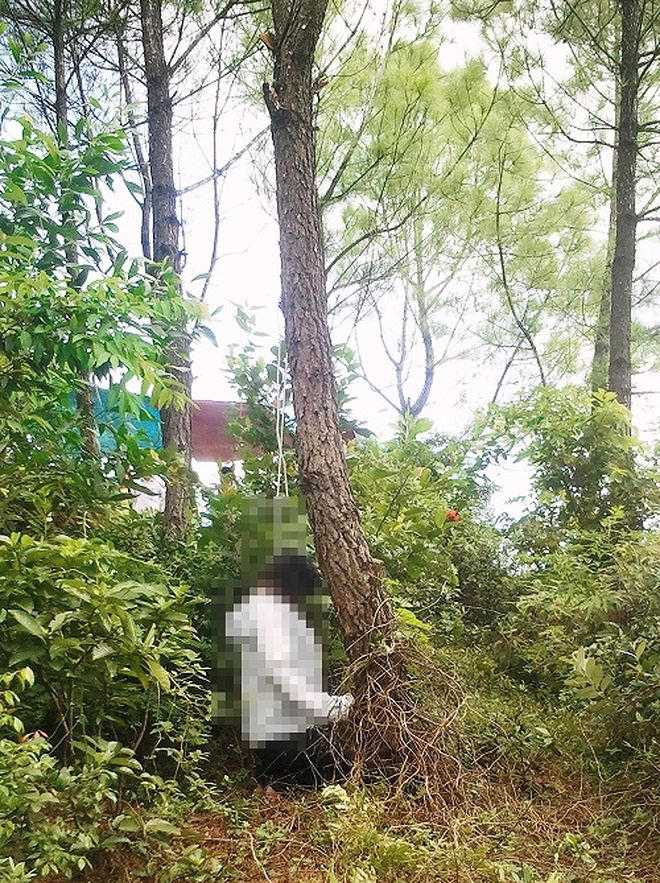 Thi thể bà Hoa được phát hiện trong tư thế treo cổ nhưng chân vẫn chạm đất.