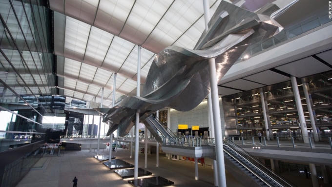 Sân bay Heathrow đứng thứ 8 trong danh sách, được coi là sân bay đông đúc, bận rộn nhất châu Âu. (Ảnh: CNN)