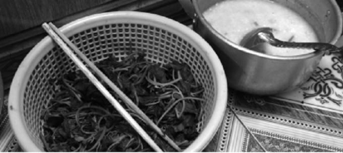 Những bữa cơm chỉ có rau muống luộc và cháo trắng.