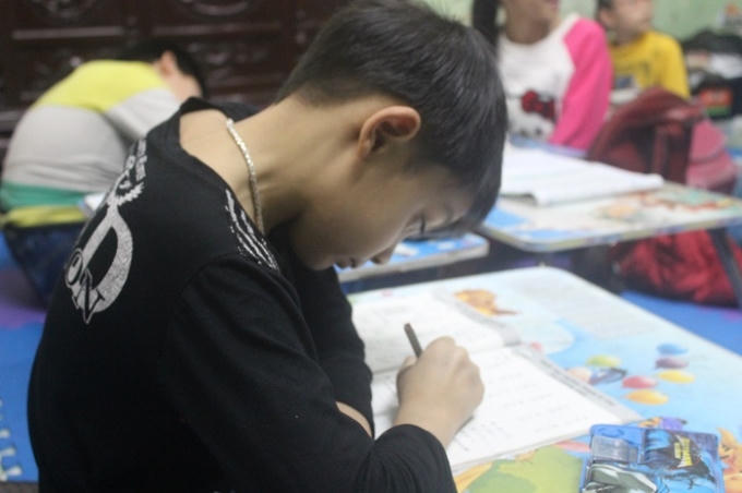 Nhờ sự kèm cặp, dạy dỗ của cô giáo trẻ khuyết tật, thành tích và ý thức của các em nhỏ tiến bộ lên rõ rệt.