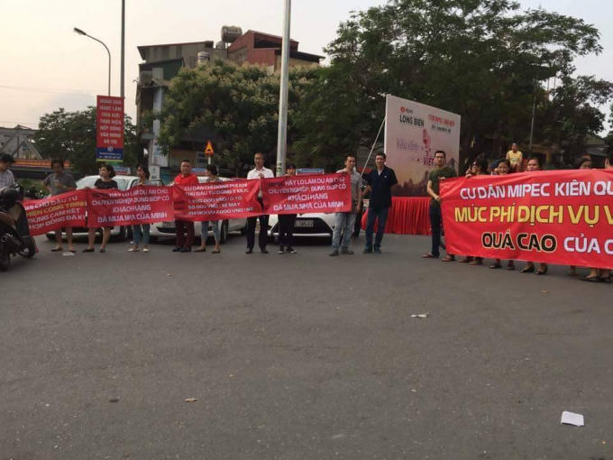 Cư dân tòa nhà Mipec Long Biên xuống đường “biểu tình” phản đối phí dịch vụ tòa nhà.