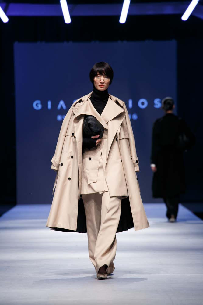 Siêu mẫu Lan Khuê diện đầm đen kiêu kỳ làm vedette trên sàn diễn Vietnam International Fashion Week Thu Đông 2018