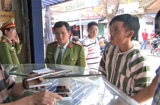 Công an khám xét và thu hồi tang vật của vụ án.