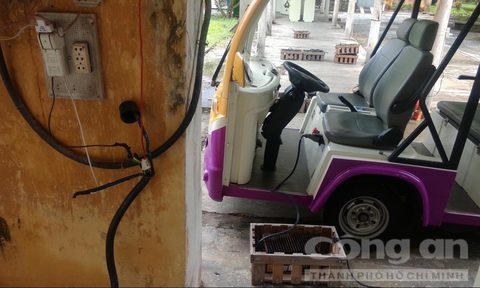 Xe ôtô điện của Cty Hoàng Thành đang sạc điện tại phủ Nội vụ thuộc Đại nội Huế.