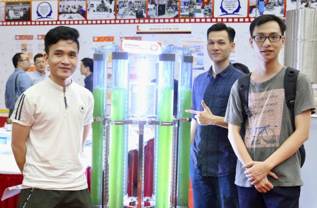 Nam sinh Bách khoa lọc không khí trong nhà bằng cây tảo
