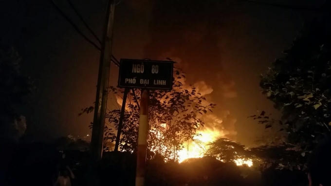 Ngọn lửa bùng phát dữ dội.