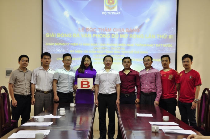 Đội đoạt chức vô địch sẽ nhận cúp, cờ, hoa và phần thưởng là 5 triệu đồng.