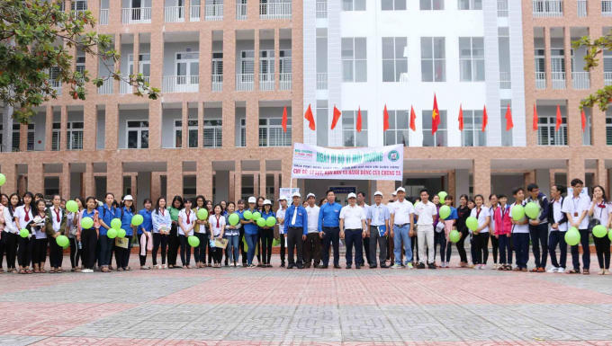 Các vị đại biểu, giảng viên cùng đông đảo sinh viên trường Cao đẳng Sư phạm Bà Rịa – Vũng Tàu tham gia chương trình “Ngày Đi bộ vì Môi trường”.
