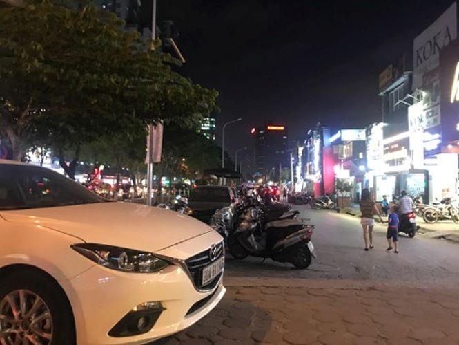 Một số hộ dân ở khu phố xây không phép này còn dùng cả khúc bê tông để ngăn thành nơi để xe cho khách hàng