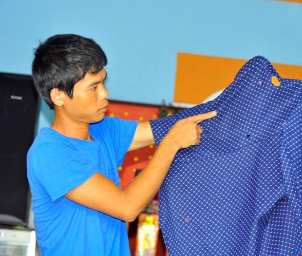 Chiếc áo lủng lỗ chỗ vì vết đạn