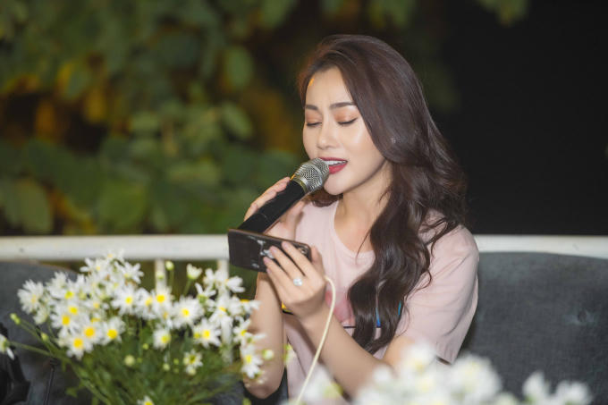 Phương Oanh khoe giọng hát trong buổi gặp fan